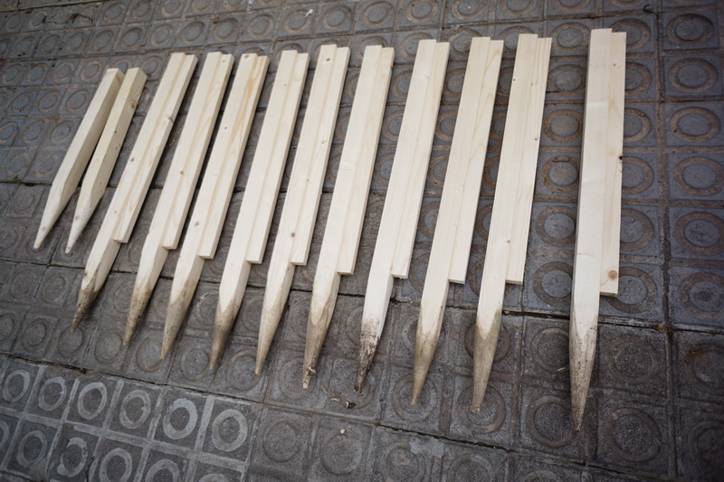 baliza señalizadora plastico-madera 100x10x12 10u base 50x30x23 (12eu.) 10u